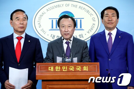 홍일표 산업통상자원중소벤처기업위원회 위원장(가운데). © News1 박정호 기자