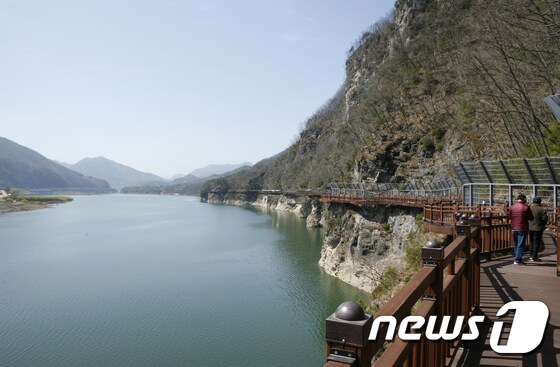 남한강 잔도길(한국관광공사 제공) © News1 노정은 기자