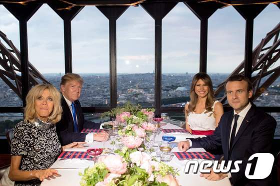 에마뉘엘 마크롱 프랑스 대통령(오른쪽) 부부가 지난해 7월 파리 에펠탑에서 도널드 트럼프 미국 대통령 부부와 만찬을 했다. <자료사진> © AFP=뉴스1
