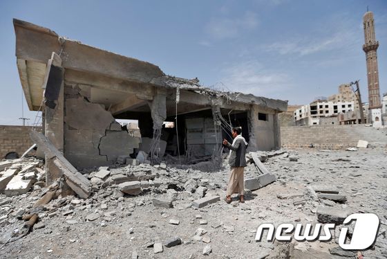 지난 20일(현지시간) 사우디아라비아 주도 동맹군의 공습에 폐허가 된 예멘 북부 사나의 한 건물. © AFP=뉴스1