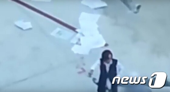 한진 家 이명희 추정 갑질영상 '바닥에 버려진 서류들'