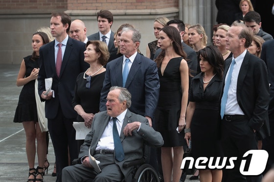 지난 21일 아내 바바라 부시 여사의 장례식에 참석한 조지 H.W 부시 전 미국 대통령(맨앞) © AFP=뉴스1