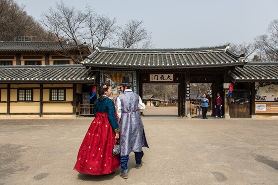 한국민속촌에 한복 체험을 하는 여행자들. 관광공사 제공