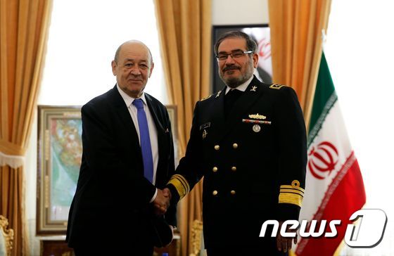 알리 샴커니 이란 최고국가안보회의 사무총장(오른쪽) ©AFP=뉴스1