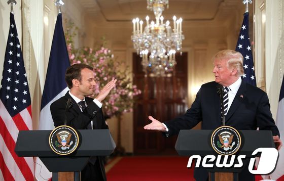 공동 기자회견을 하는 도널드 트럼프 미 대통령(오른쪽)과 에마뉘엘 마크롱 프랑스 대통령. © AFP=뉴스1