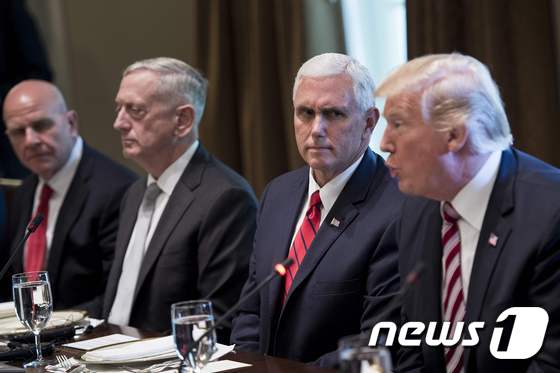 (오른쪽부터) 도널드 트럼프 미국 대통령, 마이크 펜스 부통령, 제임스 매티스 국방장관, 허버트 맥매스터 전 백악관 국가안보회의(NSC) 보좌관 © AFP=뉴스1