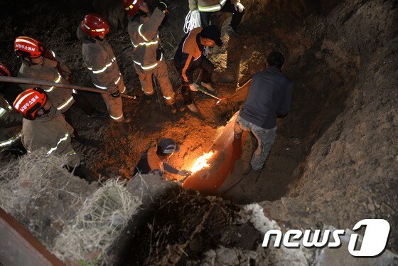 구조대가 맨홀 아래에서 30대 작업자 조모씨를 구조하는 모습 © News1