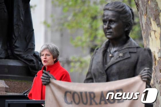 24일(현지시간) 영국 런던 의회의사당 의회광장에서 열린 밀리센트 개럿 포셋 동상 제막식에서 테레사 메이 영국 총리가 연설하고 있다. © AFP=뉴스1