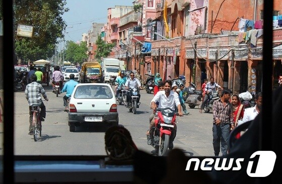 자동차와 오토바이, 도보로 걷는 사람들이 어우러지는 자이푸르 시내 풍경© News1 