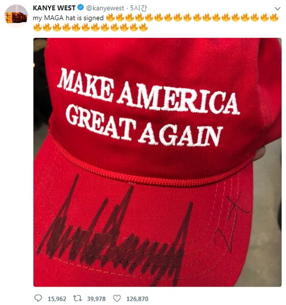카니예 웨스트가 25일(현지시간) 트럼프의 사인이 담긴 '미국을 다시 위대하게'(MAGA) 빨간 모자를 트위터에 올렸다.