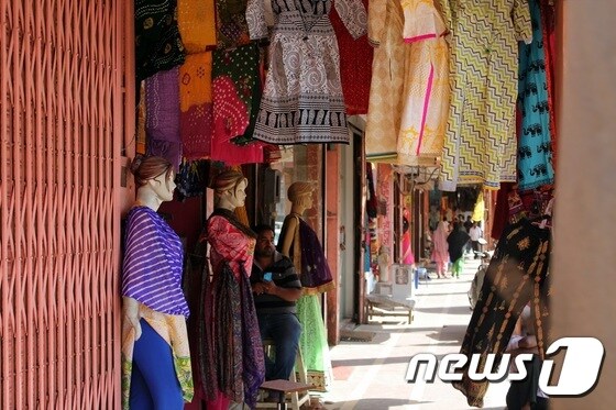 자이푸르 구시가지의 시장들엔 화려한 색감의 옷들과 장신구들을 판매한다.© News1