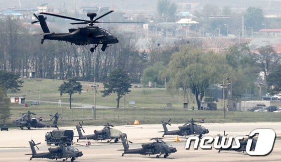 지난 4월 26일 오전 경기도 평택시 미8군사령부 캠프험프리스에서 아파치(AH-64)헬기가 이륙을 하고 있다.  2018.4.26/뉴스1 © News1 오장환 기자