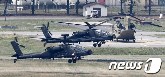 26일 오전 경기도 평택시 미8군사령부 캠프험프리스에서 아파치 롱보우(AH-64D), 아파치(AH-64)헬기가 이륙을 하고 있다. 2018.4.26/뉴스1 © News1 오장환 기자