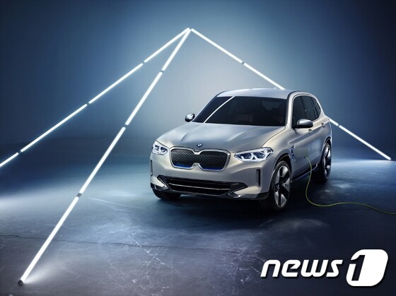 BMW 그룹이 2018 베이징 모터쇼에서 공개한 iX3 콘셉트(BMW 제공)© News1