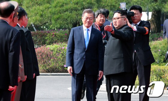 문재인 대통령과 김정은 북한 국무위원장. 2018.4.27/뉴스1 © News1 한국공동사진기자단