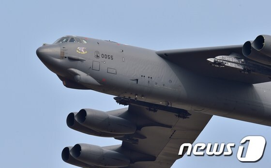 2016년 10월 평택 미군기지 상공을 비행하고 있는 B-52 스트라토포트리스 <자료사진> ⓒ AFP=뉴스1