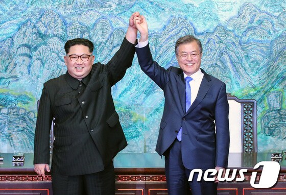문재인 대통령과  김정은 위원장이 판문점 선언문에 서명한 후 손을 들어보이고 있다. 2018.4.27/뉴스1 © News1 한국공동사진기자단