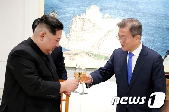 문재인 대통령과 김정은 북한 국무위원장이 지난 27일 오후 판문점에서 열린 남북정상회담 환영만찬에서 건배하고 있다. © News1 한국공동사진기자단