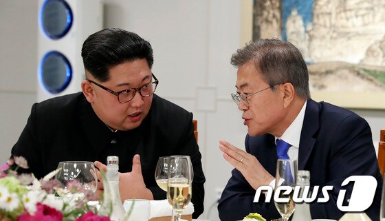 문재인 대통령(오른쪽)과 김정은 북한 국무위원장  2018.4.27/뉴스1 DB© News1 한국공동사진기자단