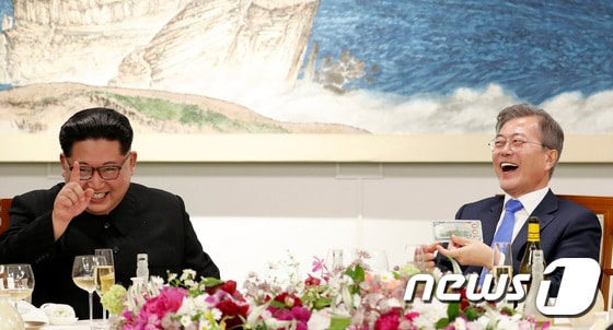 문재인 대통령(우)과 김정은 북한 국무위원장.