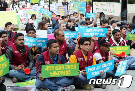 이주노동자들이  지난달 29일 서울 종로구 보신각 앞에서 '이주노동자 메이데이 결의대회'를 열고 구호를 외치고 있다. © News1 박지수 기자