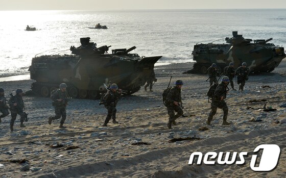 한미 해병대 상륙훈련. 2018.4.3/뉴스1 © News1 최창호 기자
