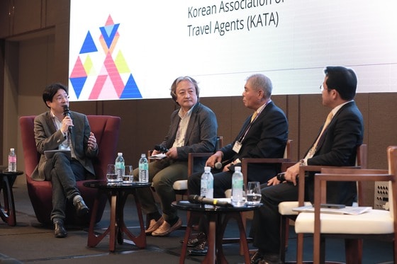 이상규 인터파크투어 대표(왼쪽 두 번째부터), 양무승 KATA 회장, 김진국 하나투어 대표