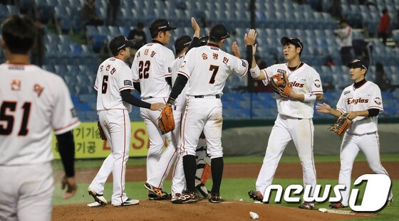 승리를 자축하고 있는 한화 이글스 선수들. /뉴스1 DB© News1 주기철 기자