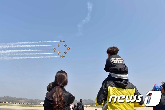 공군 특수비행팀  '블랙이글스'가 지난해 개최된  '스페이스 챌린지2017 경남 중·서부 예선대회'에서 축하 비행을 펼치고 있다.(3훈비 제공)© News1
