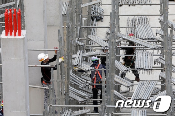 서울 시내 한 건설현장에서 노동자가 작업을 하고 있다.  2018.4.30/뉴스1 © News1 황기선 기자