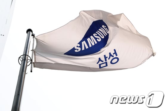 30일 서울 서초구 삼성전자 서초사옥에 걸린 깃발이 바람에 펄럭이고 있다.  2018.4.30/뉴스1 © News1 민경석 기자