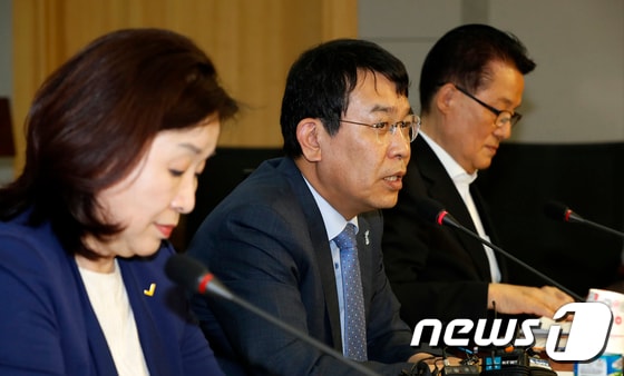 김종대 정의당 의원(가운데) © News1 안은나 기자