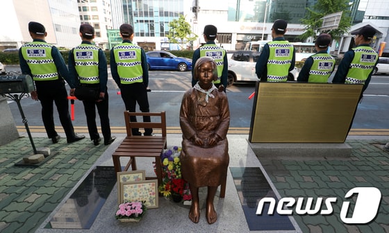 부산 동구 일본총영사관 앞 평화의소녀상 /뉴스1 © News1 DB