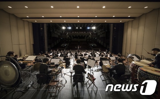 국립국악원 창작악단 연주모습© News1