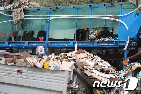서울 서초구 방배동의 한 재활용 센터에서 쓰레기 분류작업이 진행되고 있다.2018.4.6./뉴스1 © News1 이광호 기자