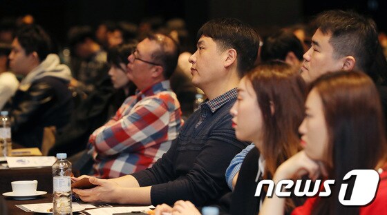 지난 4월 서울 중구 더플라자호텔 그랜드볼룸에서 열린 '블록체인 투모로우(BCT21)'에서 참석자들이 암호화폐공개(ICO) 강연을 듣고 있다. © News1 박지수 기자
