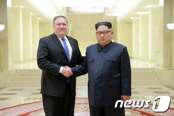김정은 북한 국무위원장과 마이크 폼페이오 미국 국무장관 /뉴스1