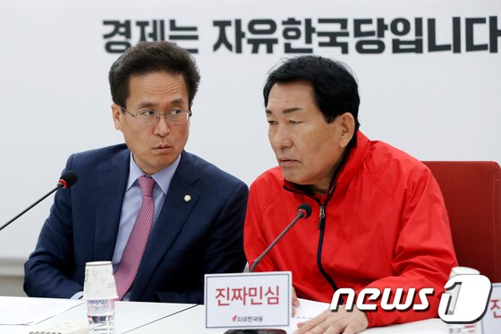 자유한국당 혁신비대위 준비위원장에 임명된 안상수 의원(오른쪽). 뉴스1 © News1 안은나 기자