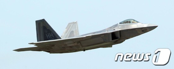 한미공군 연합훈련 '맥스선더' 가 진행된 지난 11일 오전 F-22랩터 전투기가 공군 제1전투비행단활주로에서 이륙해 한반도 상공을 날고 있다.© News1 남성진 기자