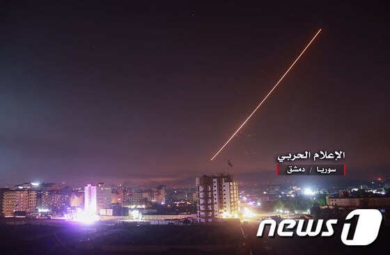 2018년 5월 10일(현지시간) 이스라엘 군 미사일이 시리아 수도 다마스쿠스의 방공시설 등 군 기지를 향해 불빛을 발하며 날아가는 있는 모습이 보인다. © AFP=뉴스1 © News1 우동명 기자