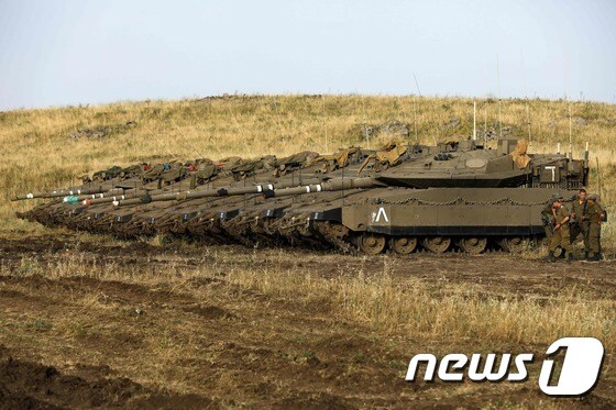 2018년 5월 10일(현지시간) 시리아와의 국경지대인 골란고원에서 이스라엘의 탱크부대가 시리아 공격명령을 기다리며 대기하고 있다. © AFP=뉴스1 © News1 우동명 기자