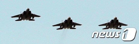 F-15 전투기들이 공군 제1전투비행단 활주로에서 이륙해 한반도 상공을 날고 있다.(기사내용과 무관)2018.5.11/뉴스1 © News1 남성진 기자