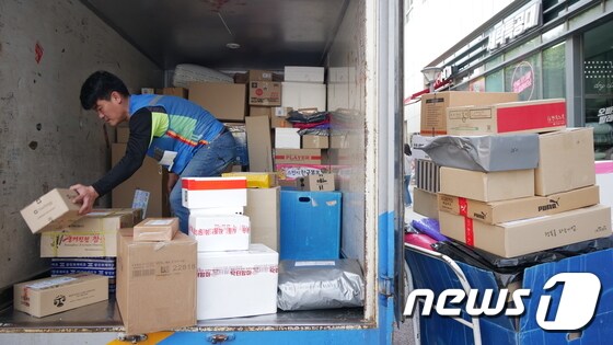 택배기사 박창환씨(42)가 배달할 택배 물건을 정리하고 있다. © News1 황덕현 기자