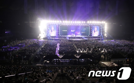 서울 월드컵경기장에서 K-POP 가수들이 총출동 한 가운데 ‘2018 드림콘서트’가 열리고 있다. 2018.5.12./뉴스1 © News1 권현진 기자