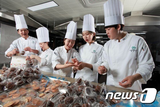 식품조리계열 재학생들이 출신 고교에 전달할 쿠키를 직접 만들고 있다.© News1