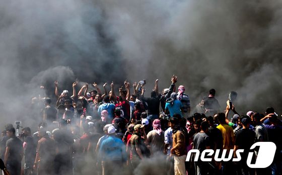 가자지구 접경지대에서 미국 대사관 예루살렘 이전에 반대하는 시위를 벌이는 팔레스타인인들. © AFP=뉴스1