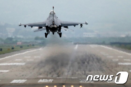 지난 16일 오전 경기도 평택시 오산공군기지에서 F-16 전투기가 임무를 수행하고 있다. © News1 오장환 기자