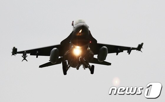 경기도 평택시 오산공군기지에서 F-16 전투기가 임무를 수행하고 있다.  2018.5.16/뉴스1 © News1 오장환 기자