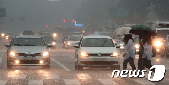 전국 대부분 지역에 비가 내리는 16일 오후 서울 세종대로 광화문네거리 인근에서 우산을 쓴 시민들이 발걸음을 재촉하고 있다. 2018.5.16/뉴스1 © News1 이재명 기자
