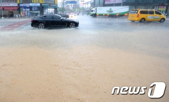 전국 대부분 지역에 비가 내리는 16일 오후 경기도 용인시 한 도로가 폭우로 인해 침수되어 있다. 기상청은 이날 기압골의 영향으로 중부지방을 중심으로 비가 내린다고 예보했다. 2018.5.16/뉴스1 © News1 오장환 기자